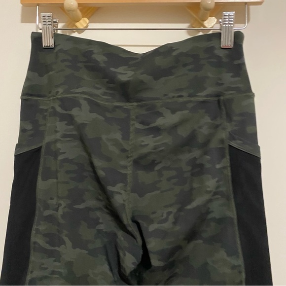 Good American Green Camo Leggings size Large - Picture 8 of 8